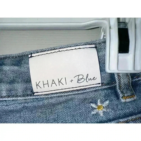 Daisy Embroidered Denim Shorts - Picture 4 of 5